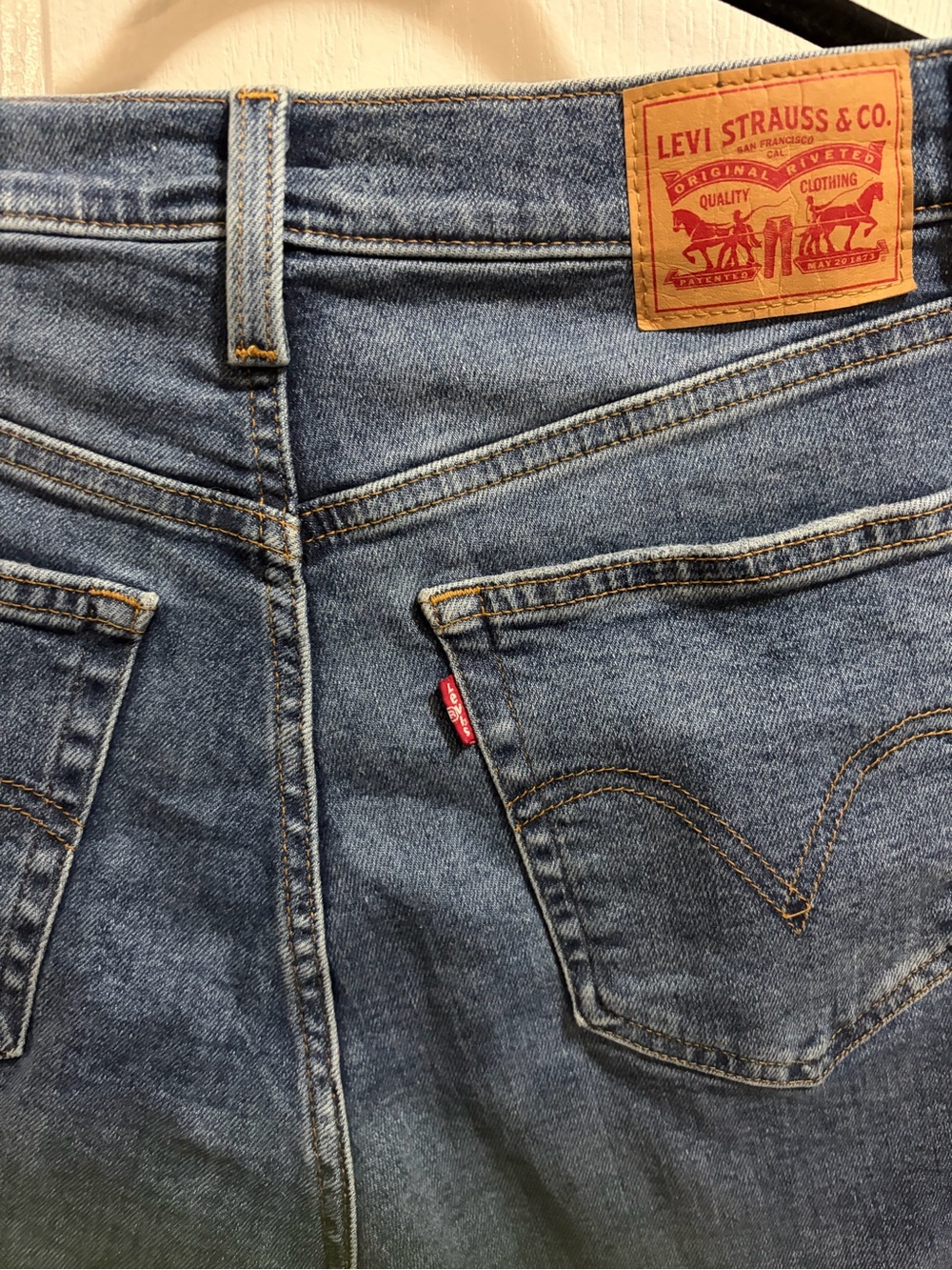 High-Waisted Mom Jeans in Medium Blue - Picture 4 of 4